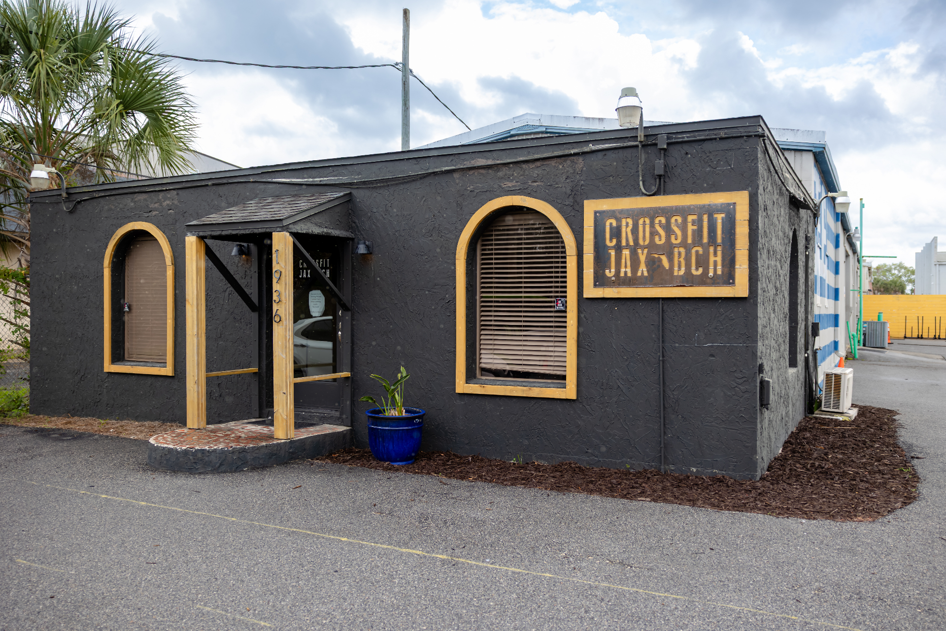 Exterior of CrossFit Jacksonville Beach, home of Raven Performance Physical Therapy